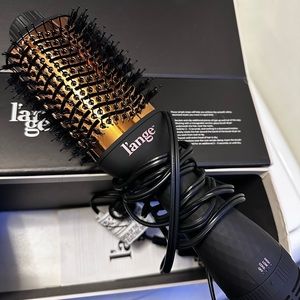 Lange volume round dryer brush.
